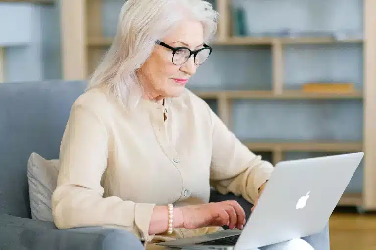 Fatigue oculaire et écrans : comment préserver sa vision ? (Avec des solutions signées Dior et Celine)